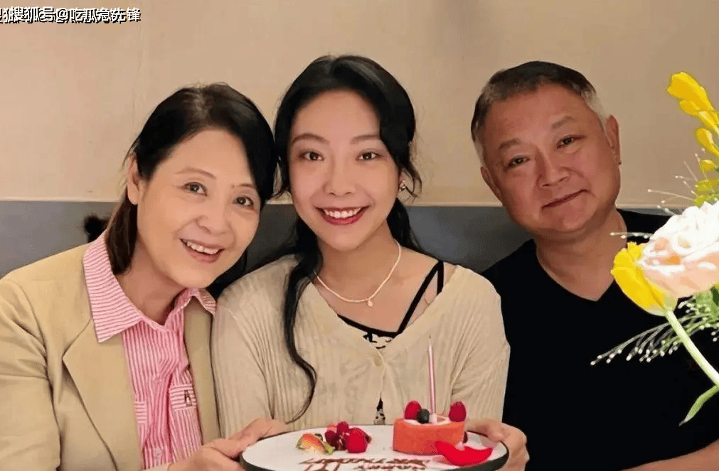 原创贾宝玉欧阳奋强为女儿庆生爱女打扮高贵可惜了爸爸那么高的颜值
