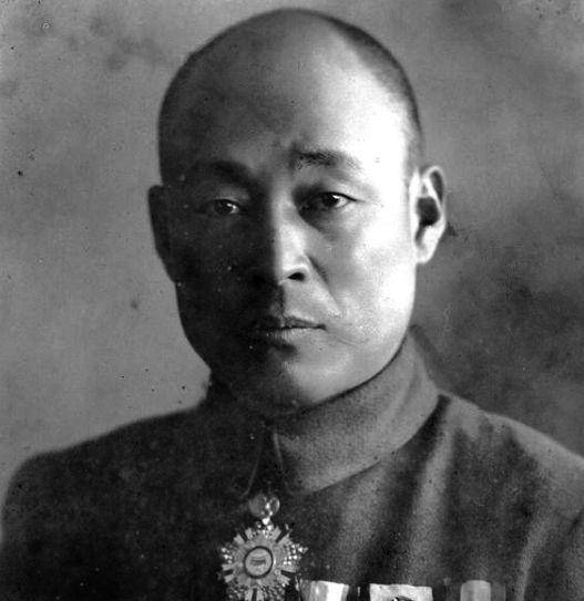 军官微微一笑,拍了拍郭荣昌的肩膀,说:"从今以后你就是我的卫士了.