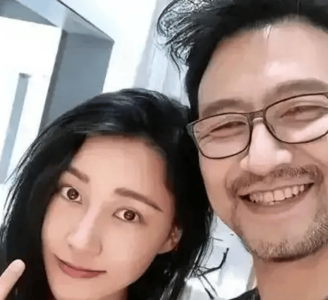 汪峰大年纪也不怕小姑娘仍在追逐