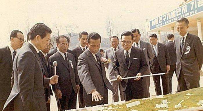 原创原创在冲锋枪面前卡宾枪就是烧火棍1968年青瓦台袭击事件中的轻