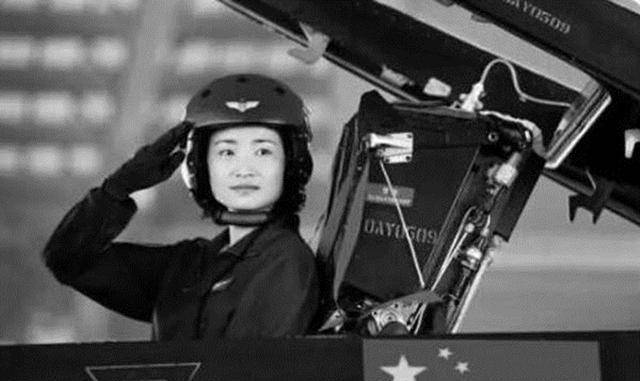 余旭中国首位歼10女飞行员因跳伞失败牺牲36万群众送别