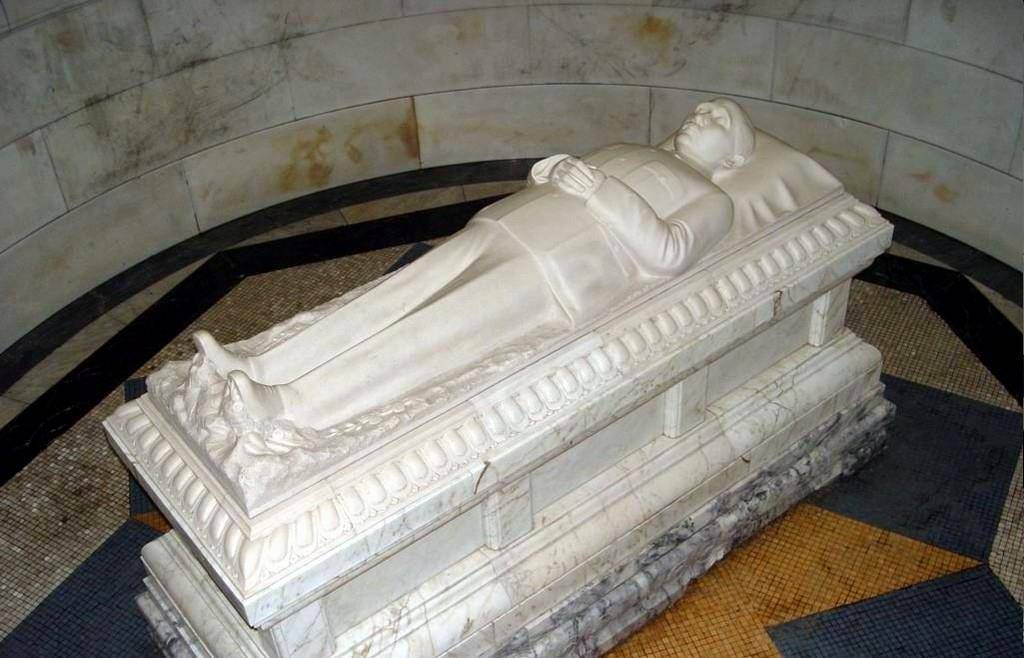 墓穴内孙中山汉白玉卧像,真身深葬下面