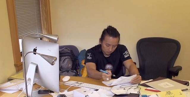 但是由于尹希在校期间成绩太过优秀,而且潜力巨大,哈佛大学不愿放走