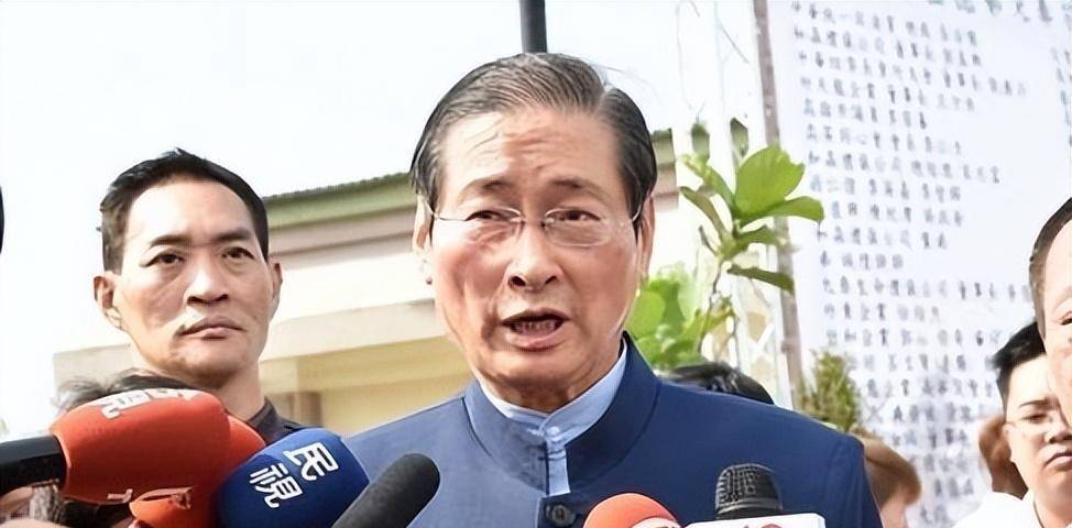 原创台湾黑帮大佬张安乐高举国旗带队游行不顾警告梦想祖国统一