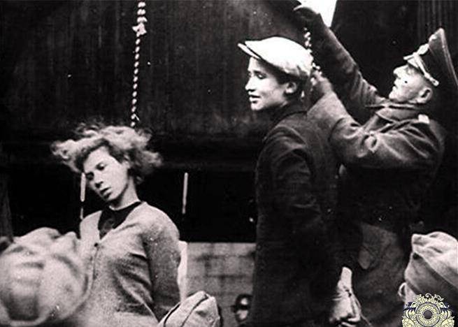 年仅17岁,怒视纳粹士兵毫无畏惧_玛莎_德军_照片