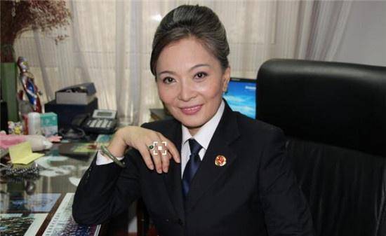 她是中国最美女法医最高检院的白发魔女年轻时照片像明星