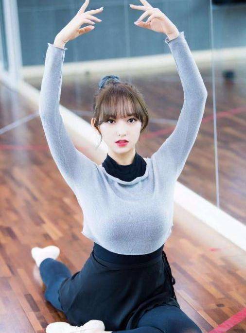 很好的程潇,在穿上芭蕾服后,更是显得她犹如高贵天鹅一般,腿也不粗了