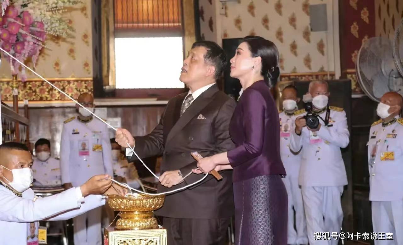 泰国王后苏提达和泰王并肩参加活动一身贵气紫衣亮相霸气外露得既视感