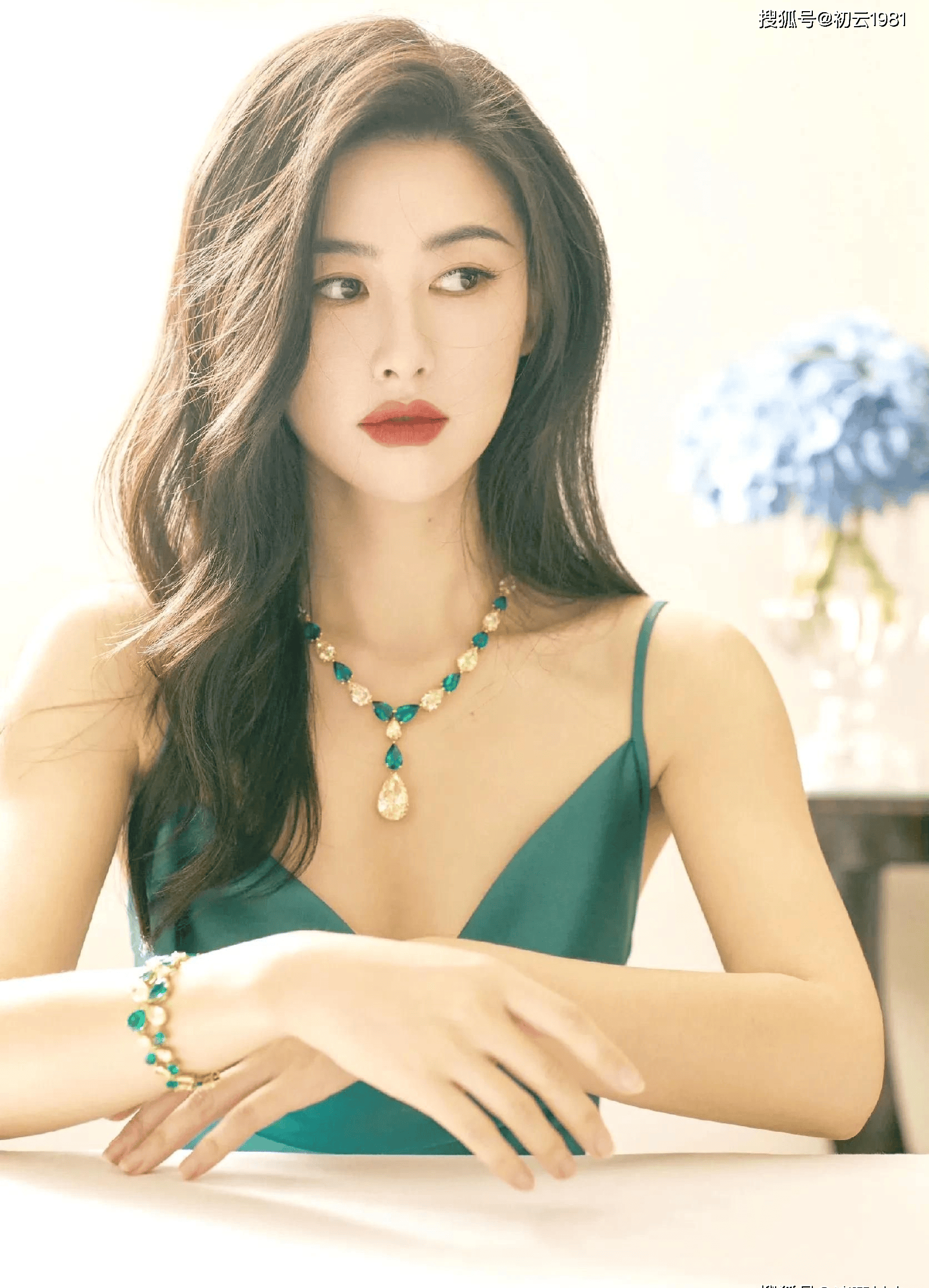 顶不住啊顶不住朱珠39岁性感尤物惊艳出场