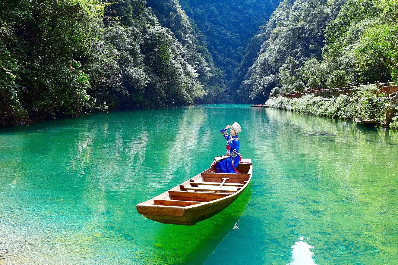 一般来说,包括交通,住宿,餐饮和门票等费用在内的五天四晚跟团游,价格