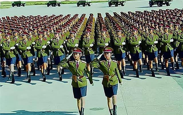 84年女兵方队领队现状图片