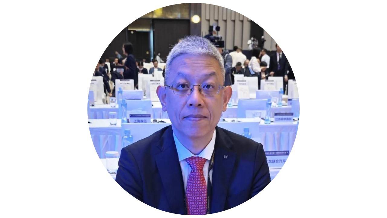 会上,黄寅先生作为安永代表上台参与 "投资广州"全球合伙人发布仪式