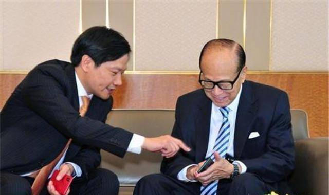 原创上海首富拜见华人首富李嘉诚身价是他10倍却在电梯口等候迎接