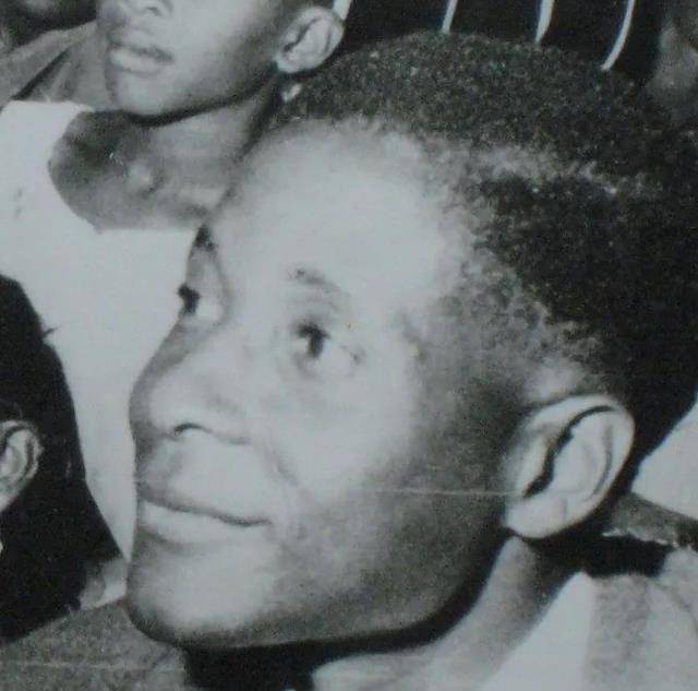 他执政40年把国家搞穷,100万亿不够买个面包_穆加贝_罗德西亚_黑人