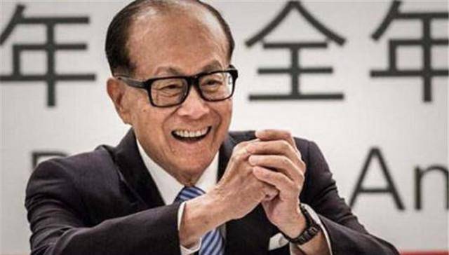 原创上海首富拜见华人首富李嘉诚身价是他10倍却在电梯口等候迎接