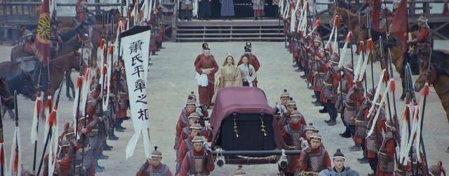 要在出殡的那一天摔盆,而且也不是什么人摔盆都有效的,要由去世人的