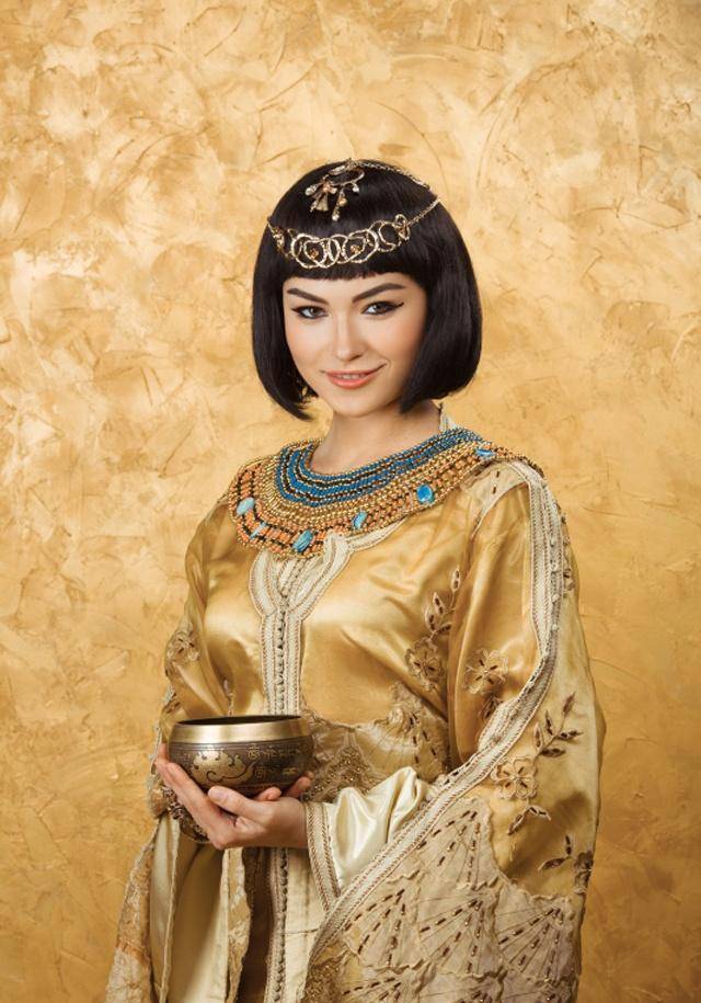 在后世人眼里她是埃及的女神尼罗河上的一朵奇葩