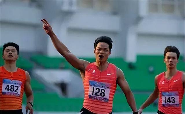 飞人苏炳添近况为妻子庆生拍2人合体照32岁娇妻靓丽如大学生