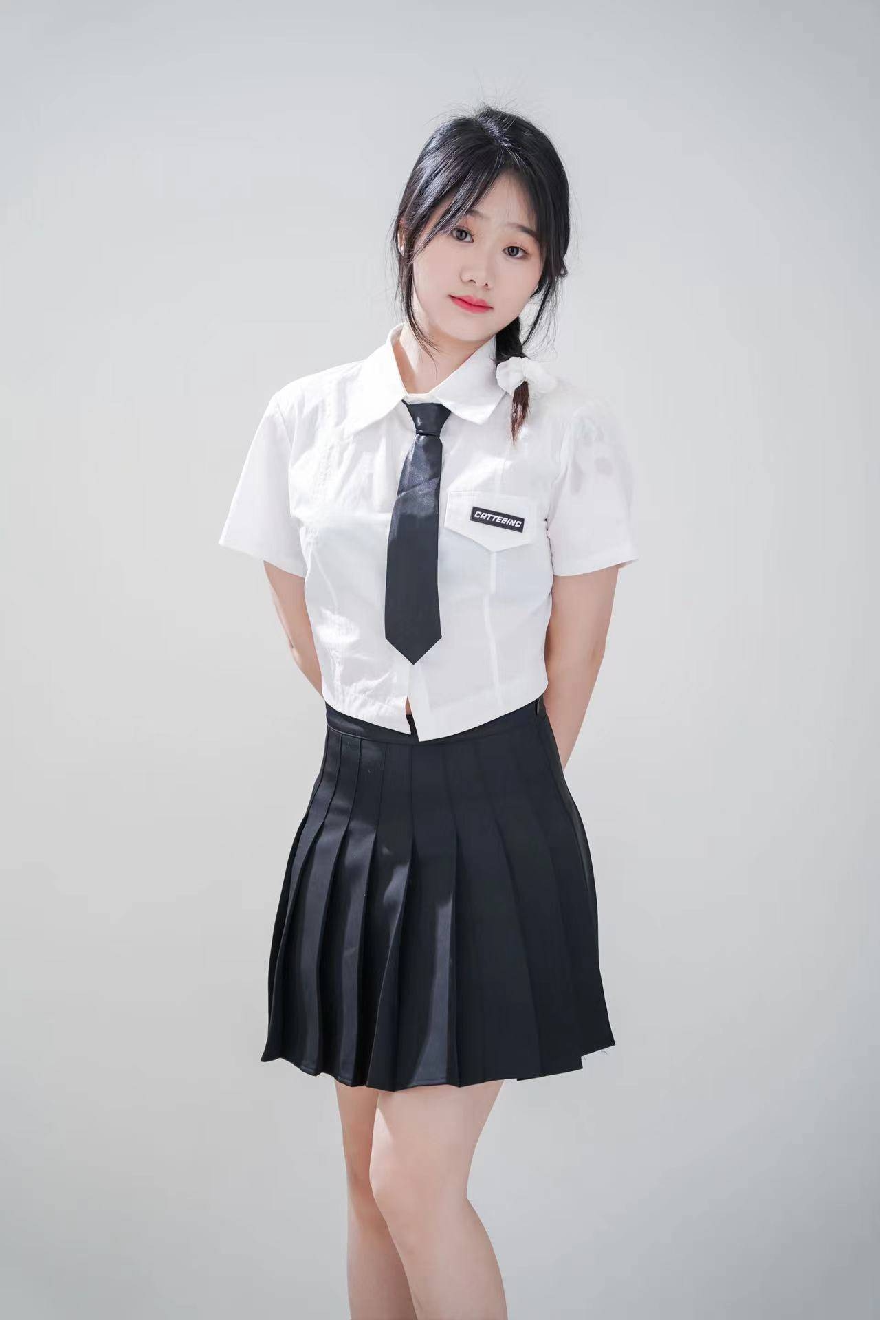 乐瑶的身高虽然只有 158cm,但她的身材比例恰到好