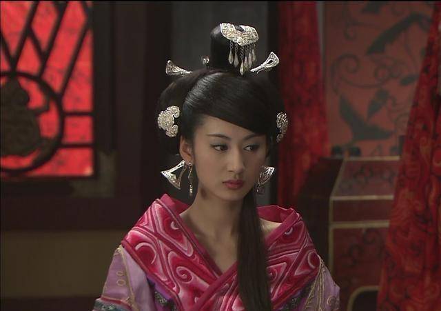 众人知道班婕妤是被冤枉的,但也无法违抗帝王的意思,而班婕妤对此却不