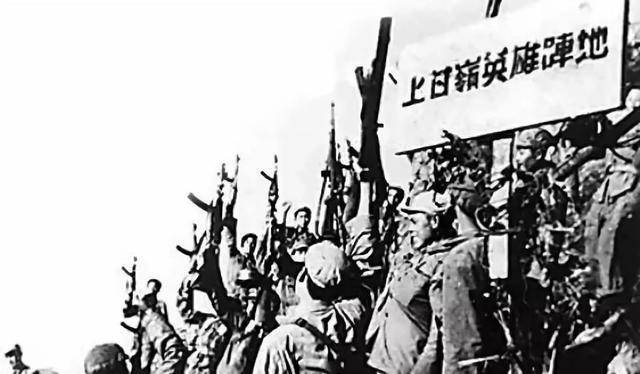 山头硬是被削低2米,送进一个苹果立二等功_战役_战争_秦基伟