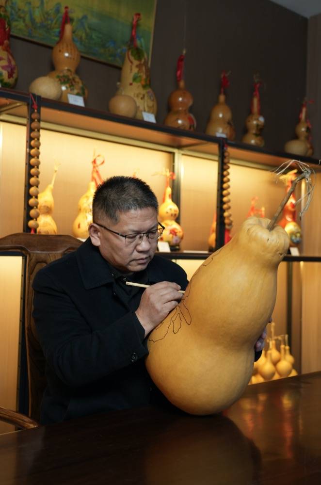 葫芦烙画彩绘大师张森将传统葫芦艺术与现代创意完美融合