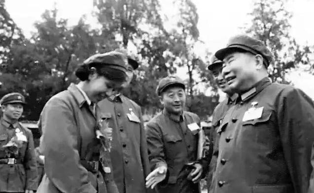 原创1984年大阅兵受邀参加的18岁老山战地最美女医护钟慧玲近况如何
