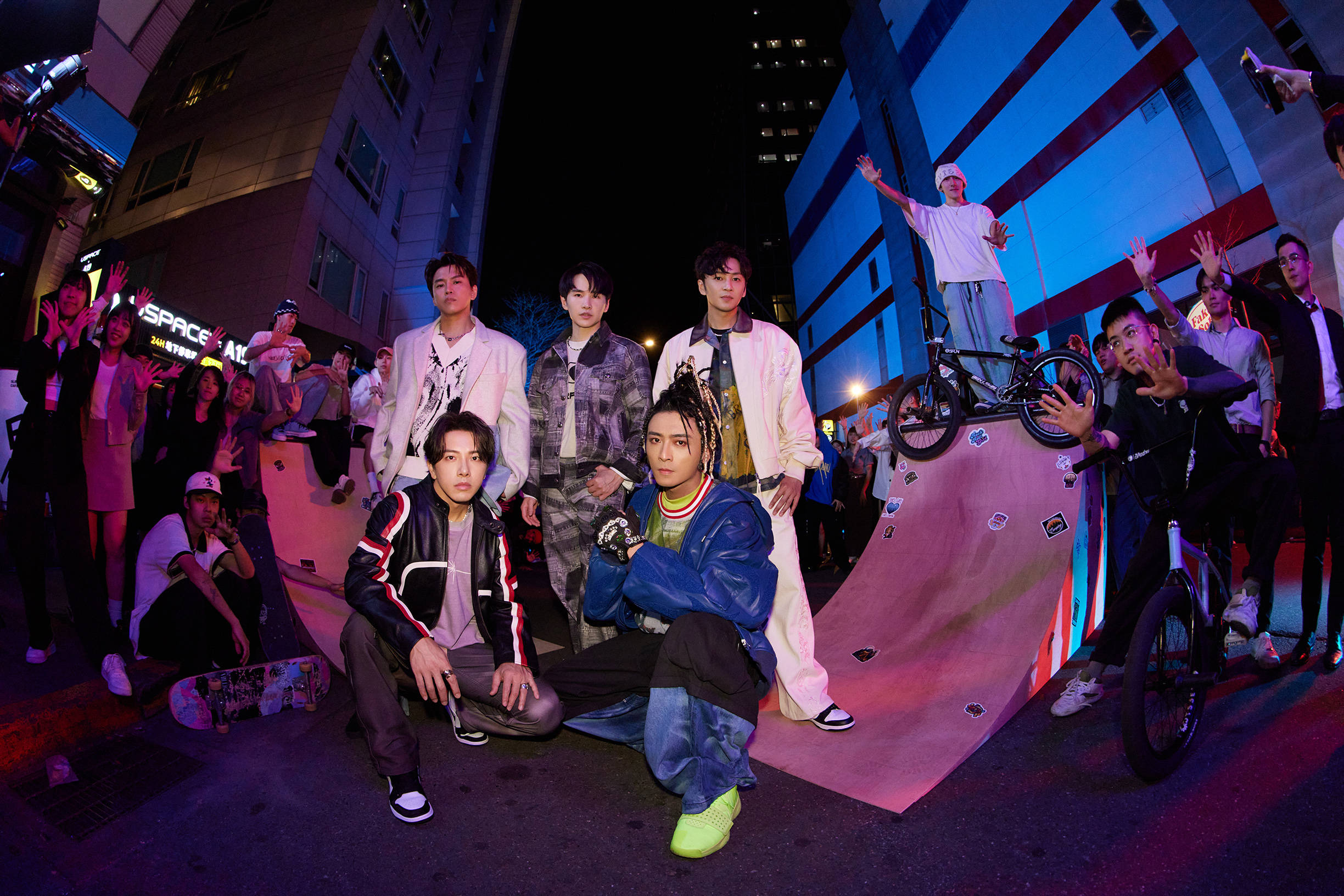 每一次演出都造成极大回响,日前在台北大巨蛋参与赛前演出,一连串经典