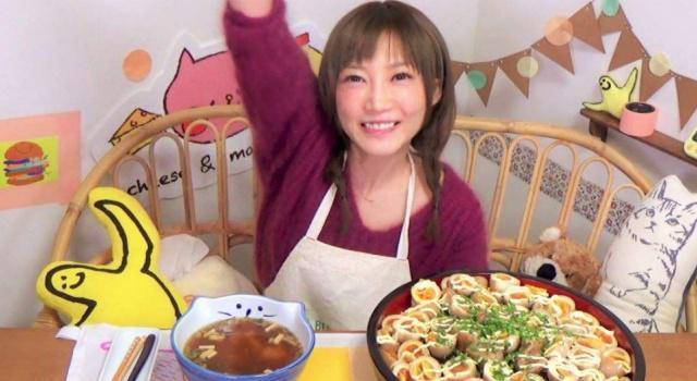 木下佑哗一顿饭吃8斤炒面他却说我一顿饭光肉就可以吃10斤