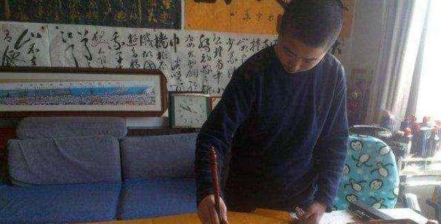 原创书法神童何世龙11岁四字卖出11万如今直播为何被骂骗子