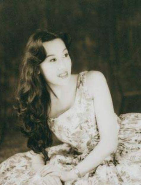 张克莎:她比金星还早12年做手术,嫁给富商后,被宠爱了半辈子_丈夫_萧