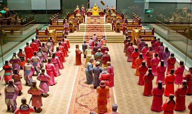 皇帝在含元殿听政,可以俯视脚下的长安城.