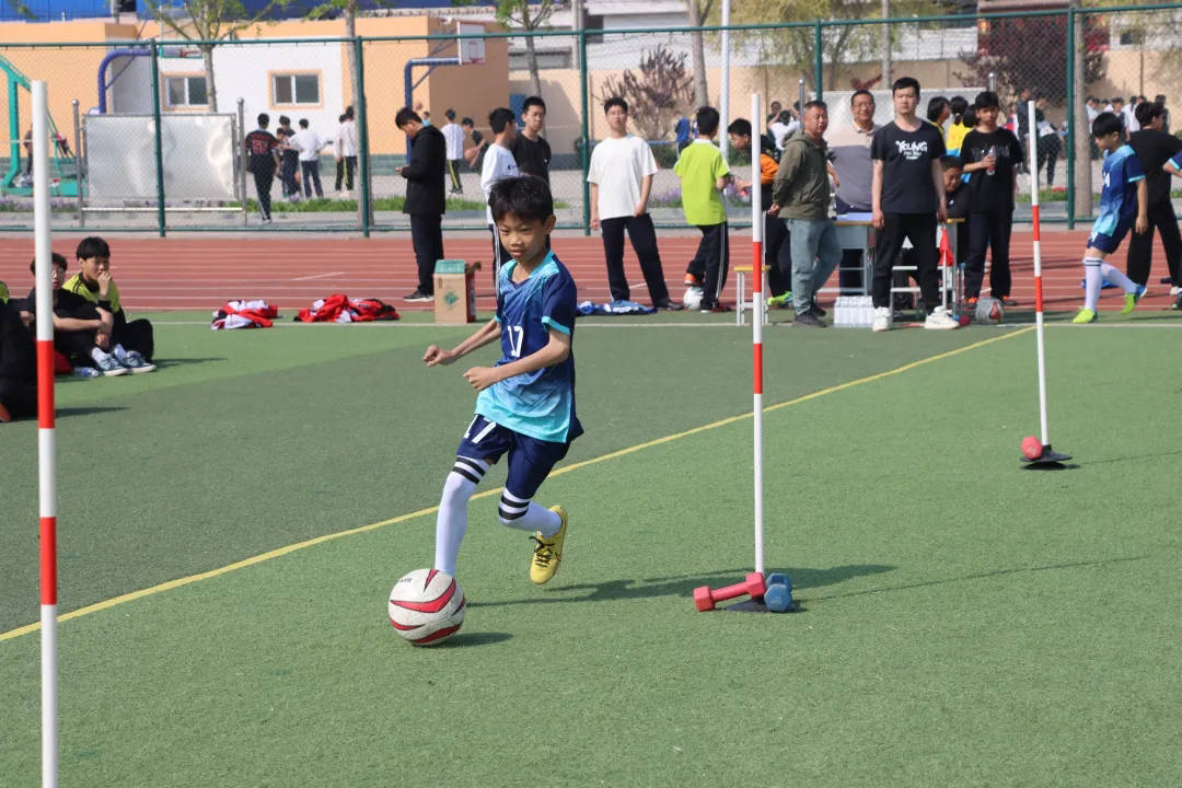 清河县举行第二届全民健身大会青少年足球篮球绕杆比赛