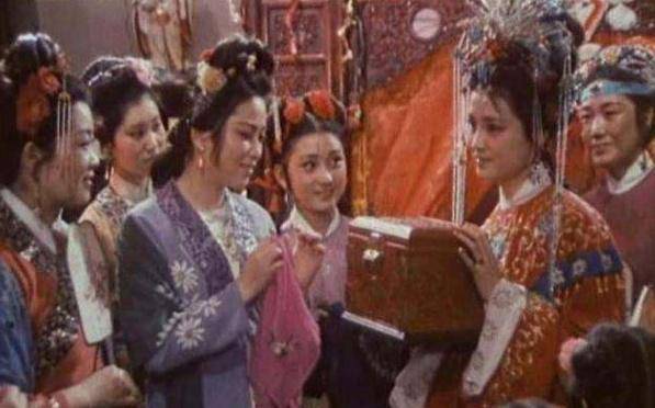 途中,他们遇到了一个叫做孙富的人,此人心中惦记美丽的娇娘,就假意