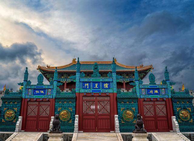 早在成化十年(公元1474年)的时候,就曾经介入过襄邑王府的郡王之争.