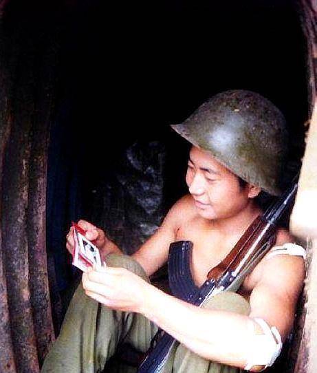两山轮战期间珍贵照片:最后拿枪射击的女兵真美_部队_老山_所属