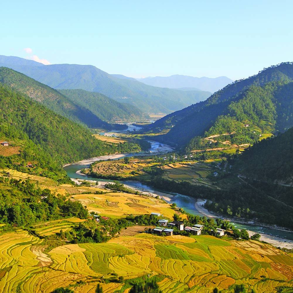 游客可以穿越不丹的美丽风景和壮阔自然,踏上心灵探索之旅