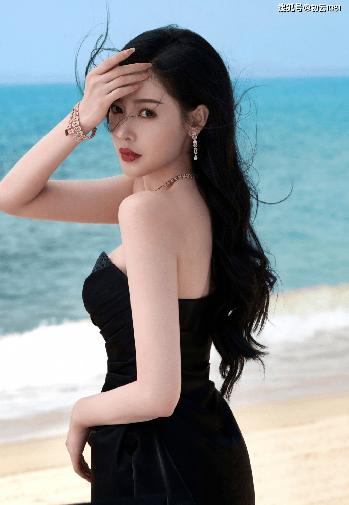 真人"水蜜桃"张天爱大片曝光!性感抹胸裙耀眼夺目