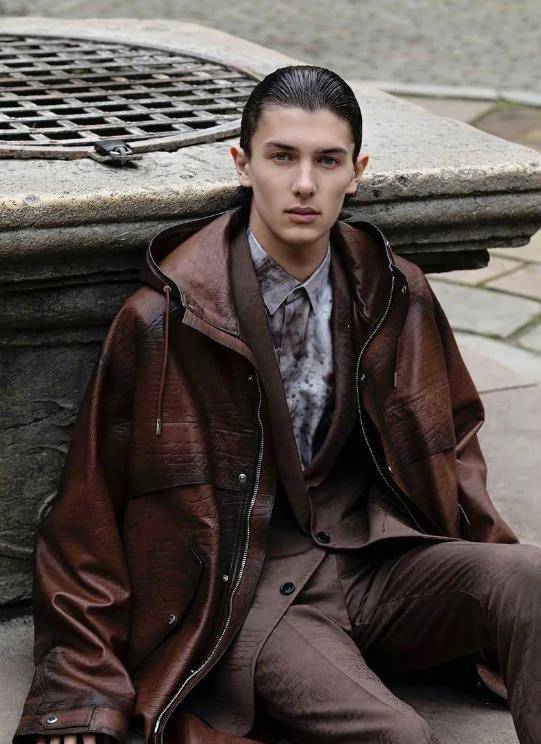 原创丹麦王子颜值逆天18岁舍弃王子身份当模特19岁被财阀千金拿下