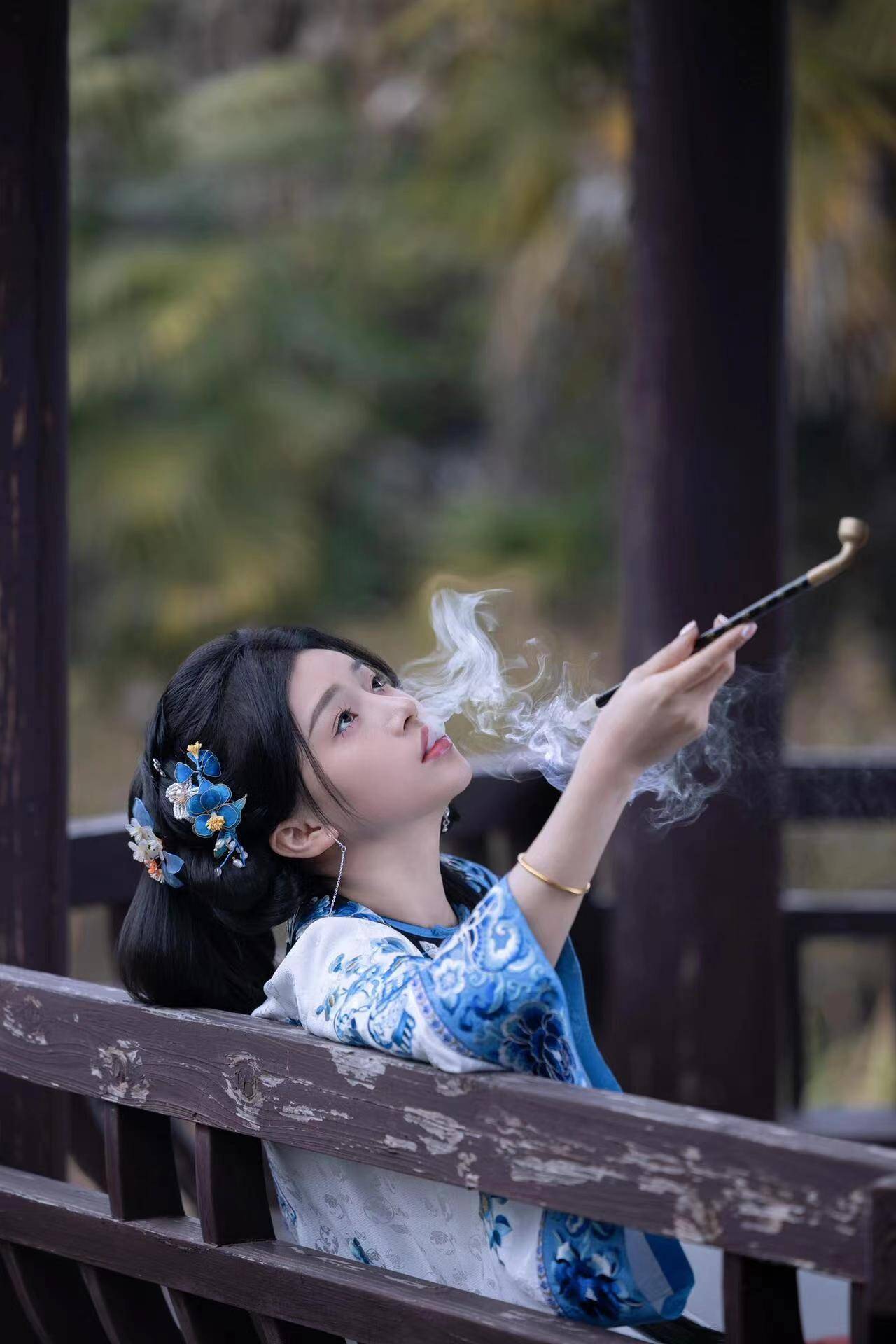 抽烟的古风小姐姐