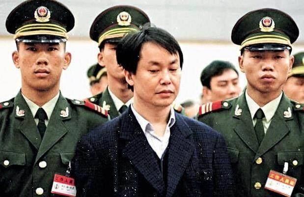 他是凶狠悍匪,跟过2个黑帮老大,行凶时有一癖好,喜欢摘下面罩_马尚忠