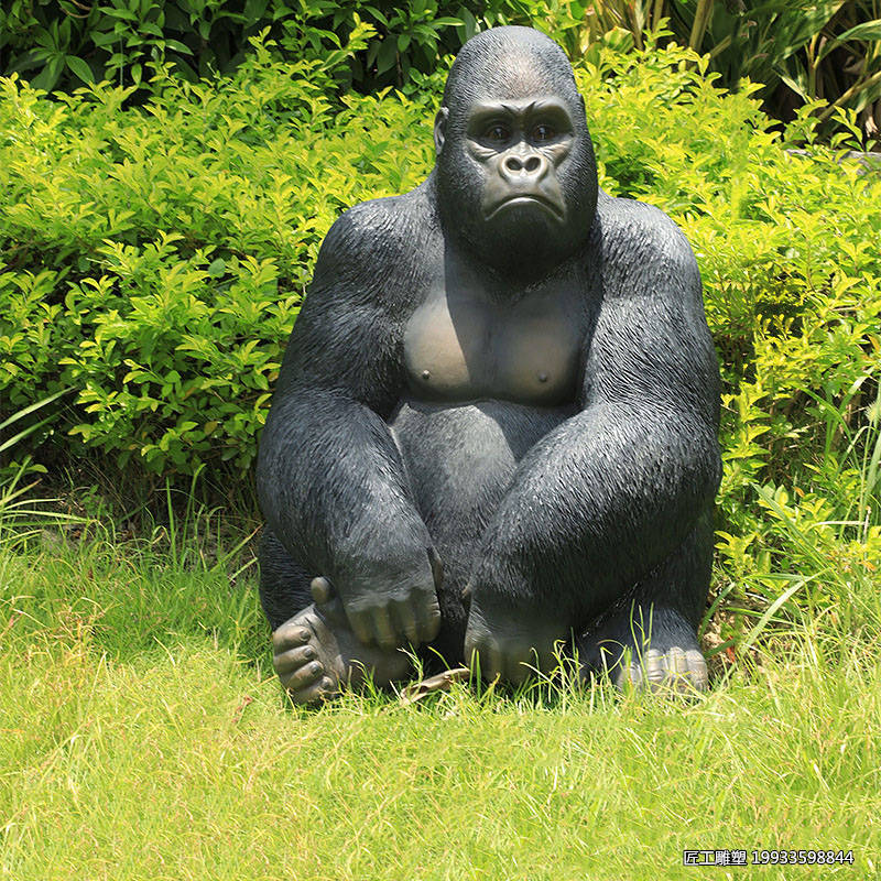 玻璃钢仿真大猩猩雕塑 草坪大型动物景观设计