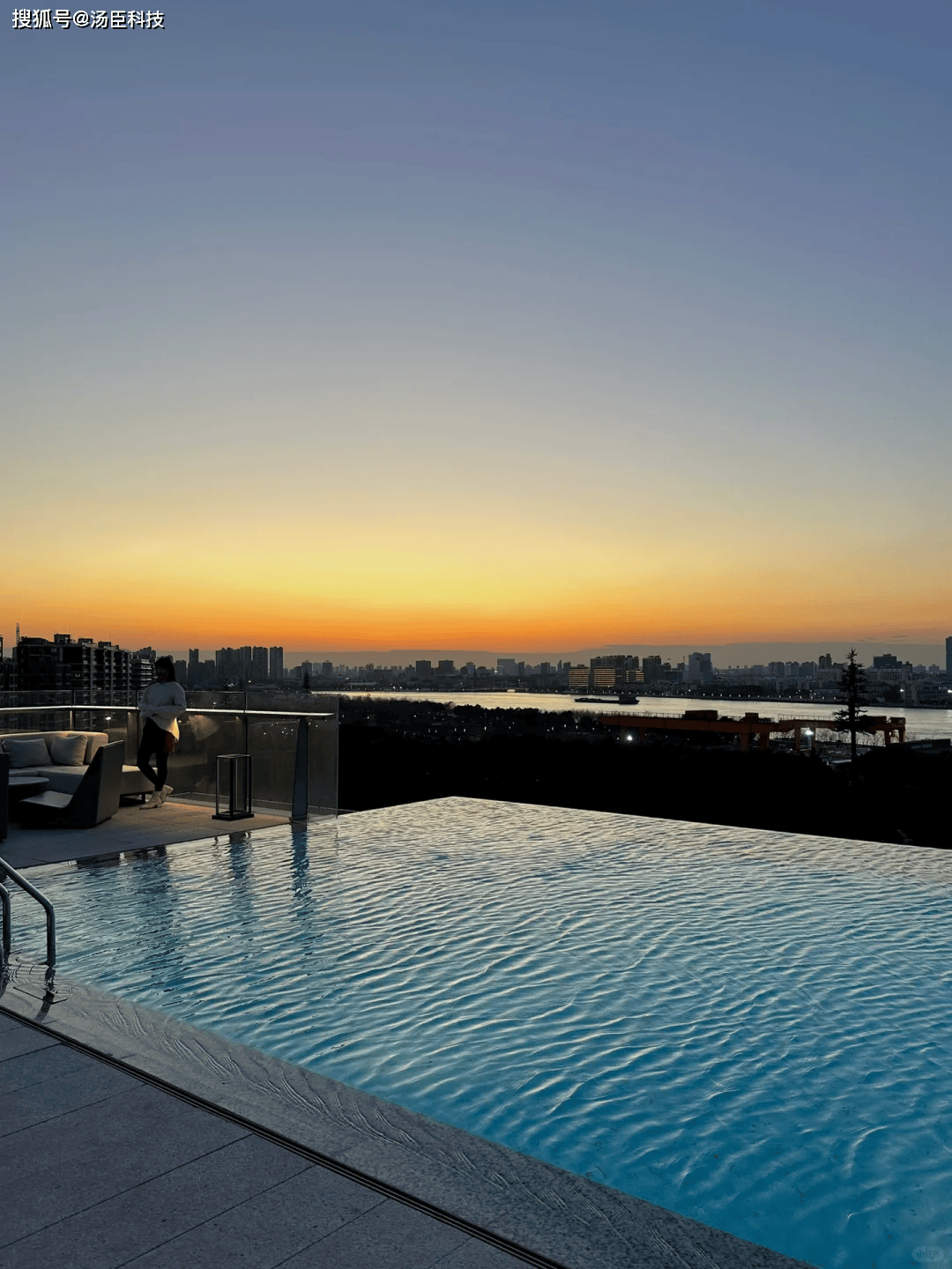 无边泳池为什么掉不下去原因是什么