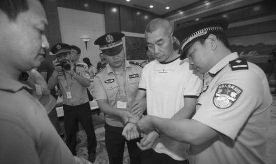 原创他是台湾悍匪在国外受训时老婆被大哥强占他用ak47血洗帮派