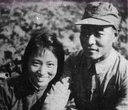 首先还是要先说一下他的妻子,在1941年时,34岁的他在组织的介绍下认识