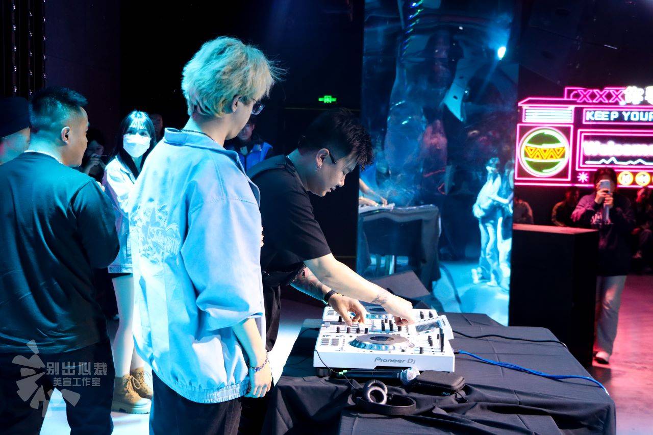 嗨翻了激情喊麦大型蹦迪现场快来感受这场狂欢派对