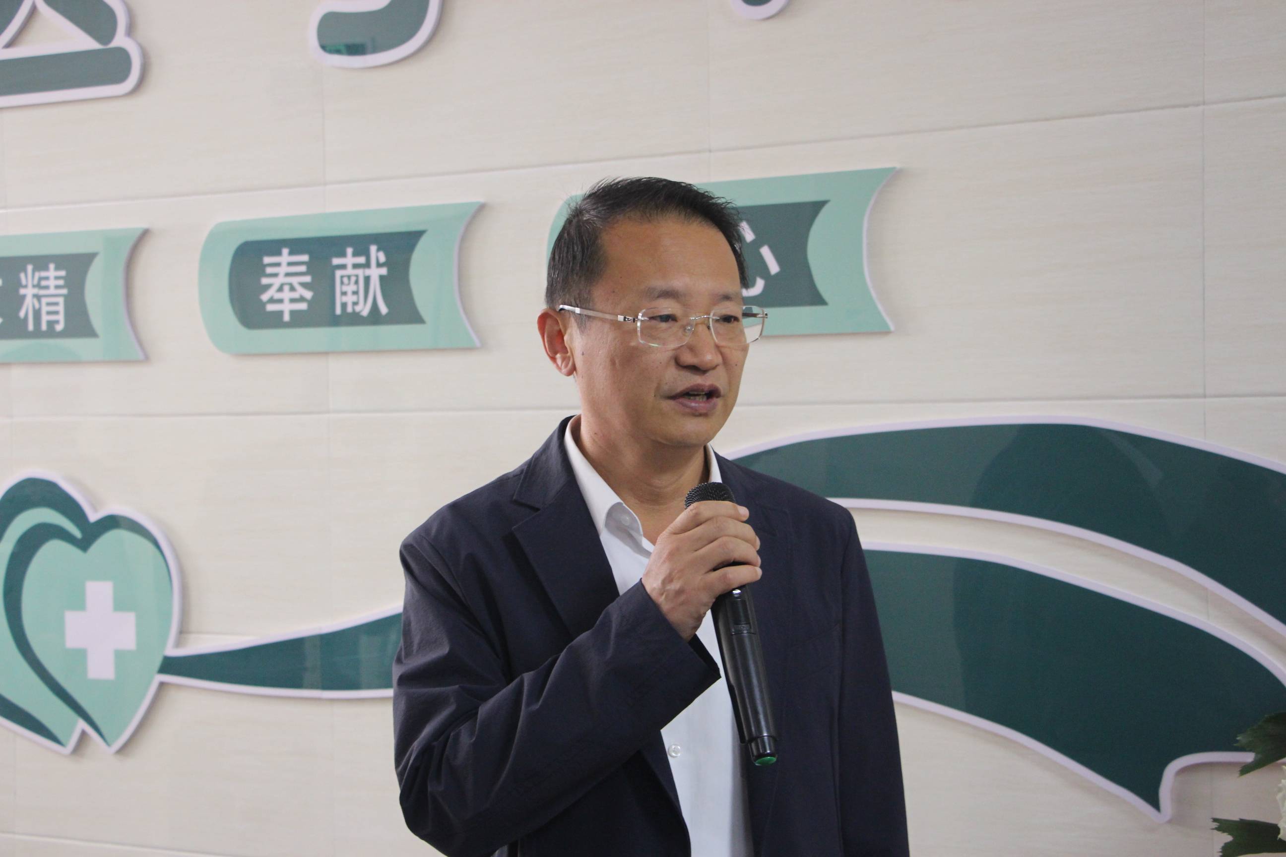 他强调了当前睡眠医学科建立的必要性和紧迫性,介绍了菏泽市第三人民