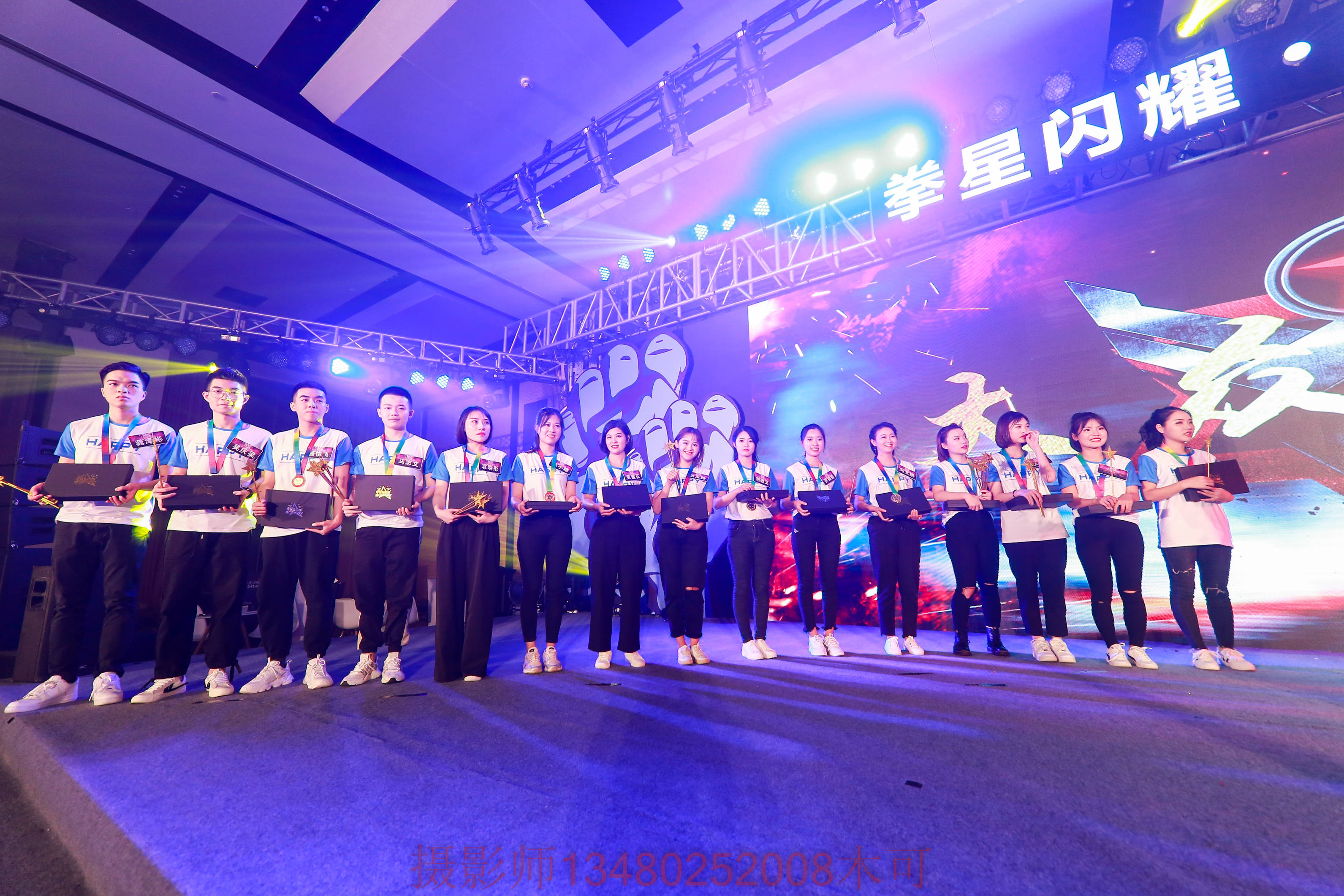 注意捕捉员工之间的互动,以展示团队凝聚力和活动的欢乐氛围.2.