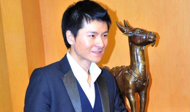 原创山寨版刘德华靠模仿签约央视排场大过正牌出场费吓人