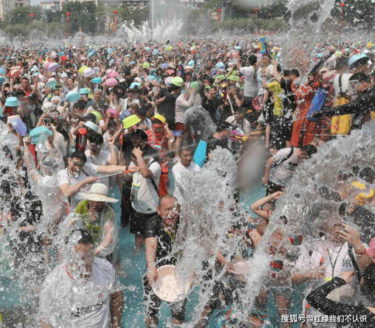 西双版纳泼水节游街图片